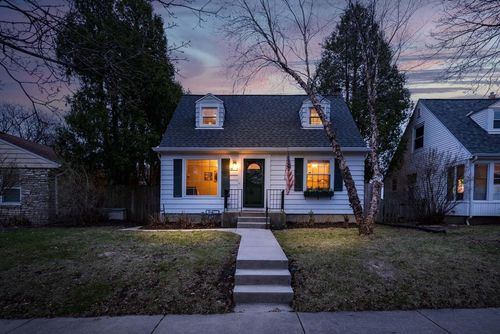 8011 W Center Street, Milwaukee, WI, 53222 | Card Image