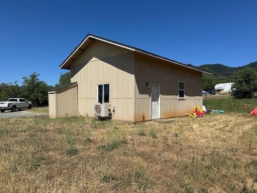 3175 Cloverlawn Dr, Grants Pass, OR, 97527-8945 | Card Image