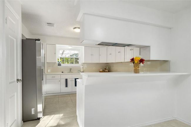 Photo looking into the kitchen, from dining area. New appliances, Fridge stays | Image 20