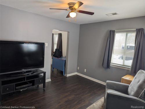 145 W Chicago Ave, Pontiac, MI, 48340-1134 | Card Image