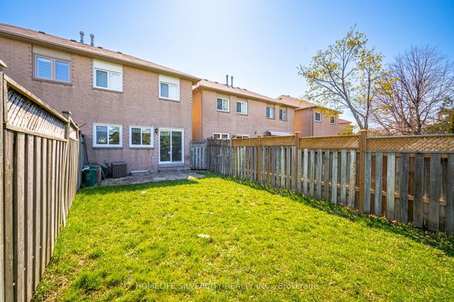 92 Cedarwood Cres, Home with 3 bedrooms, 3 bathrooms and 3 parking in Brampton ON | Image 37