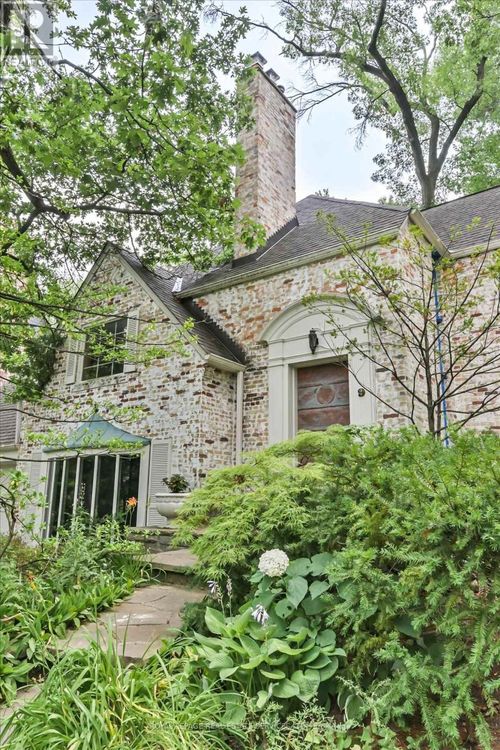 9 Edenbridge Dr, Etobicoke, ON, M9A3E8 | Card Image