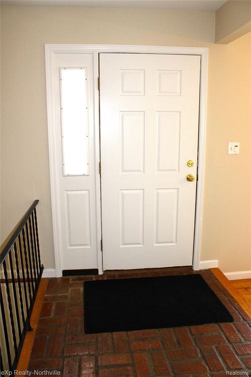 36677 6 Mile Rd, Livonia, MI, 48152-2763 | Card Image