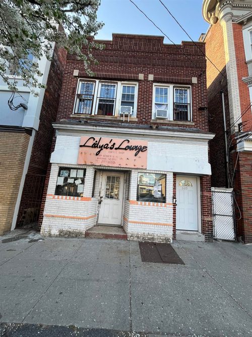 689 Kennedy Blvd, Bayonne, NJ, 07002-2715 | Card Image