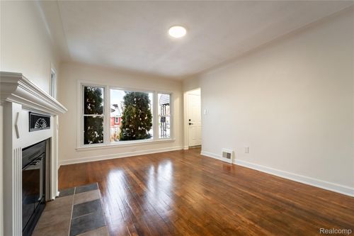 15162 Sprenger Ave, Eastpointe, MI, 48021-2806 | Card Image