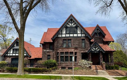 2701 N Lake Dr, Milwaukee, WI, 53211-3851 | Card Image