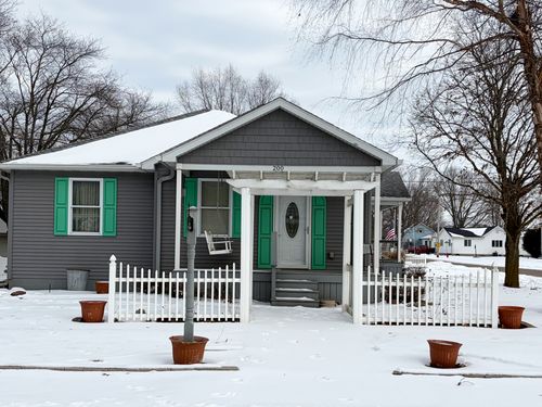 200 N Henderson St, Kenney, IL, 61749-9069 | Card Image