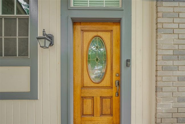 Please come in for a closer look at all the home features. | Image 6