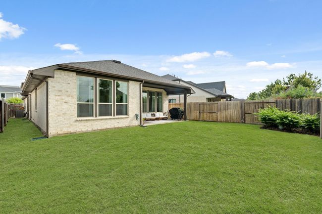 Lots of privacy on the patio with its tucked in design. Beautiful backyard, lots of fun in the sun. | Image 28