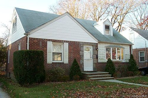 122 Kent Rd, Valley Stream, NY, 11580-3316 | Card Image
