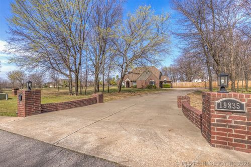 19835 Redbud Dr, Owasso, OK, 74055-5850 | Card Image