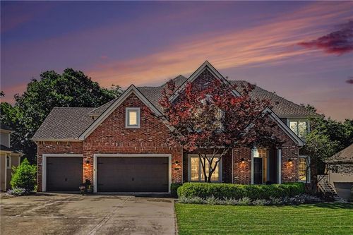 8033 Clearwater Dr, Parkville, MO, 64152-6072 | Card Image