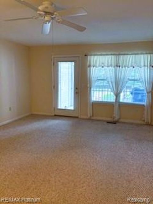 38-12484 Saint Andrews Way, Fenton, MI, 48430-8884 | Card Image