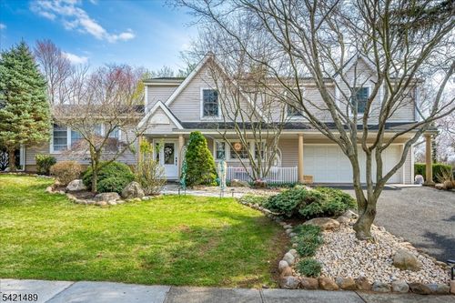 9 Colburn Rd, East Brunswick, NJ, 08816-1102 | Card Image