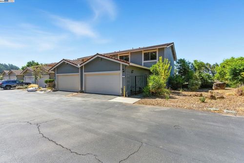 81 Mountain Valley St, Oakland, CA, 94605-4614 | Card Image