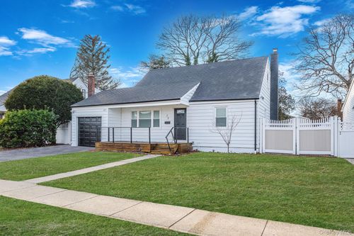 73 Midwood Avenue, Oyster Bay, NY, 11735 | Card Image