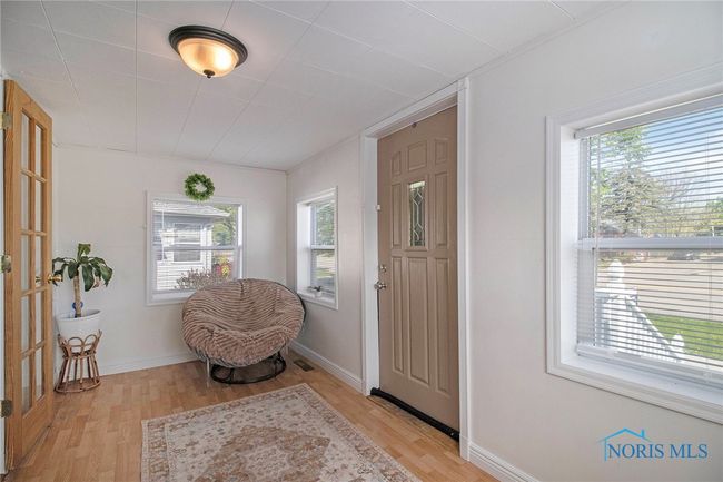 Gorgeous entryway with great natural light | Image 7
