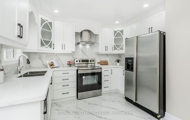111 Fairhill Ave, House other with 6 bedrooms, 4 bathrooms and 2 parking in Brampton ON | Image 28
