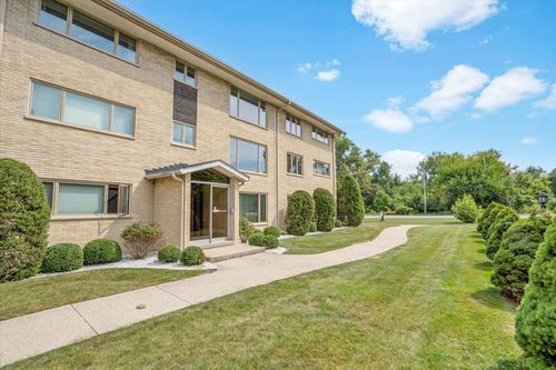 apt-3-7330 Ogden Ave, Riverside, IL, 60546-2270 | Card Image