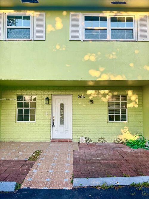 906 Sw 74th Ave, North Lauderdale, FL, 33068-2333 | Card Image