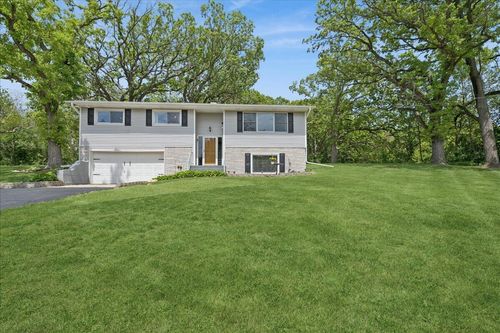 W6086 Water Tower Pl, WALWORTH, WI, 53184 | Card Image