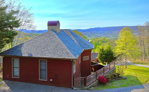 2250 Village Summit Dr, Sevierville, TN, 37862-8672 | Card Image