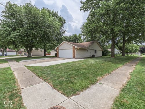 40 Village Rd, Bargersville, IN, 46106-8439 | Card Image