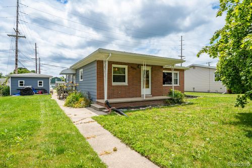 2216 Court St, Port Huron, MI, 48060-4938 | Card Image
