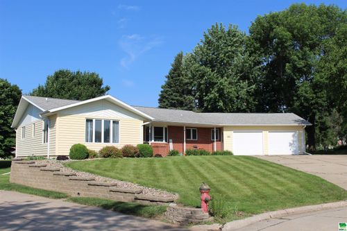 402 Amsterdam Dr Se, Orange City, IA, 51041-1702 | Card Image