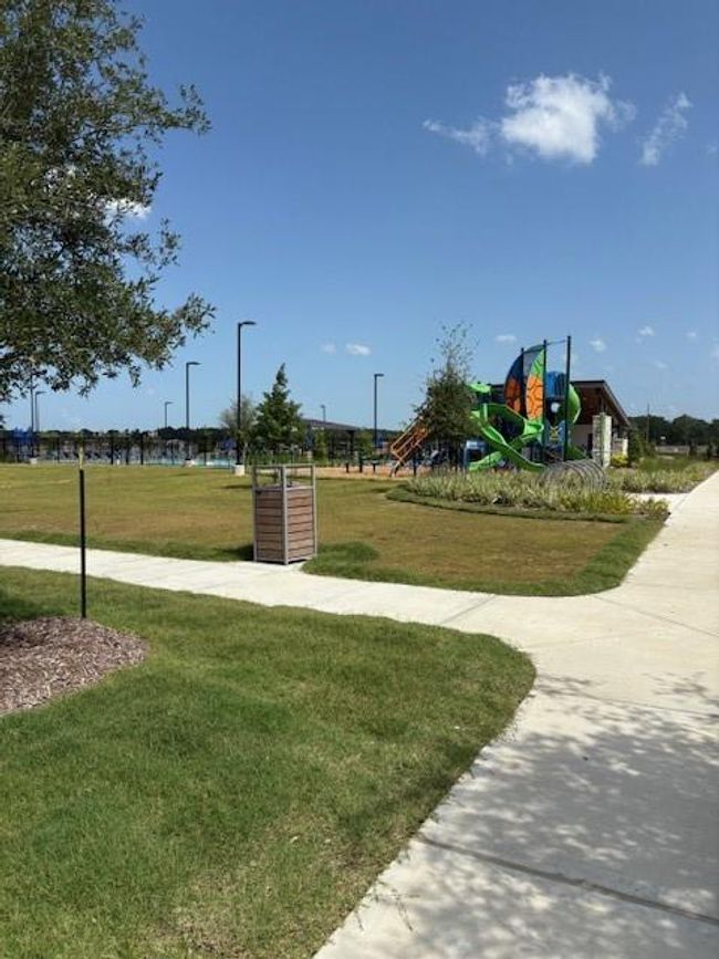 Playground and area pool | Image 16
