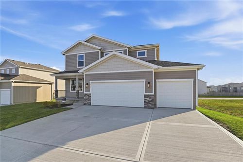 1917 Sw Hightown Dr, Lee's Summit, MO, 64082-4214 | Card Image