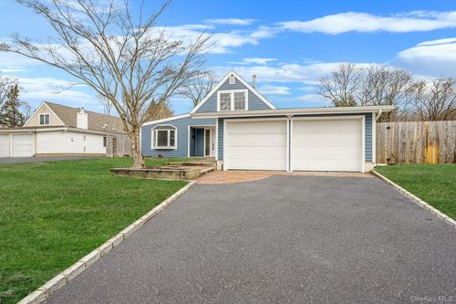 167 Silverleaf Ln, Islandia, NY, 11749-1624 | Card Image