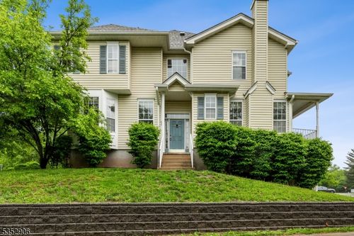 32 Stratton Ct, Flemington, NJ, 08822-3520 | Card Image