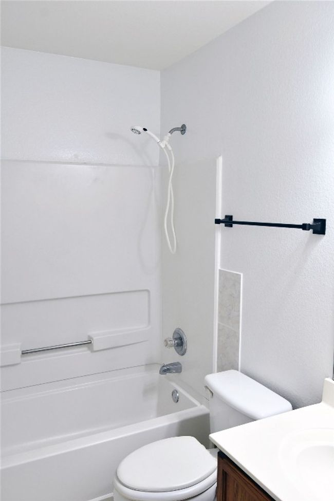 Bathroom with shower / bath combination, vanity, and toilet | Image 18
