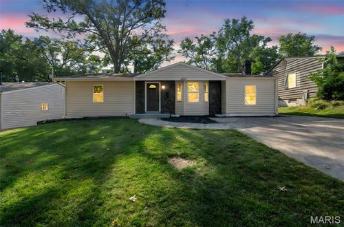 6870 Foxcroft Dr, Saint Louis, MO, 63123-1636 | Card Image