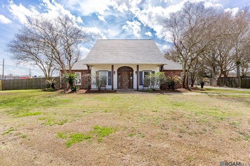 2101 Brittany Dr, Port Allen, LA, 70767-6071 | Card Image