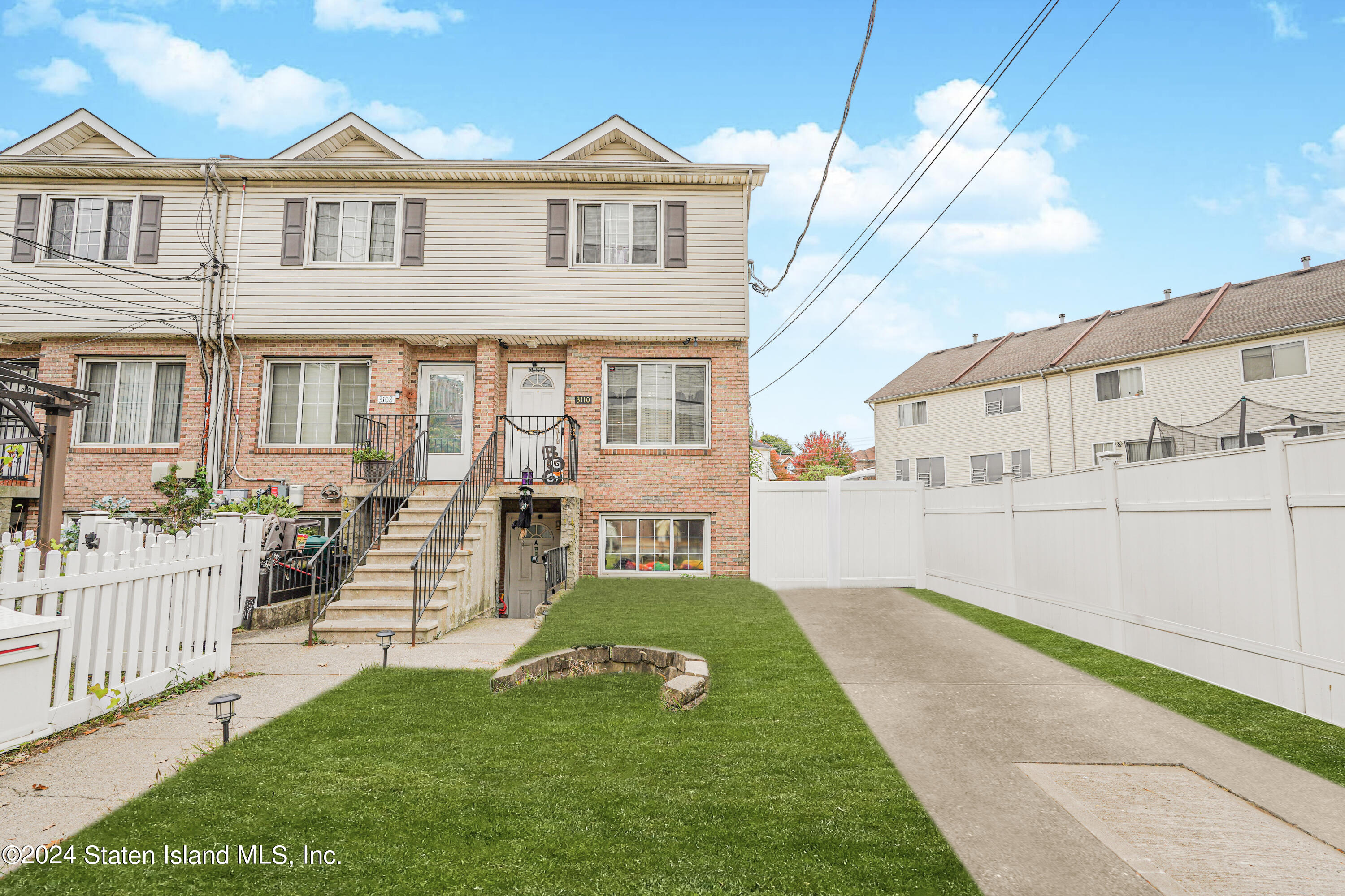 Richmond Ter, Staten Island, NY 10303