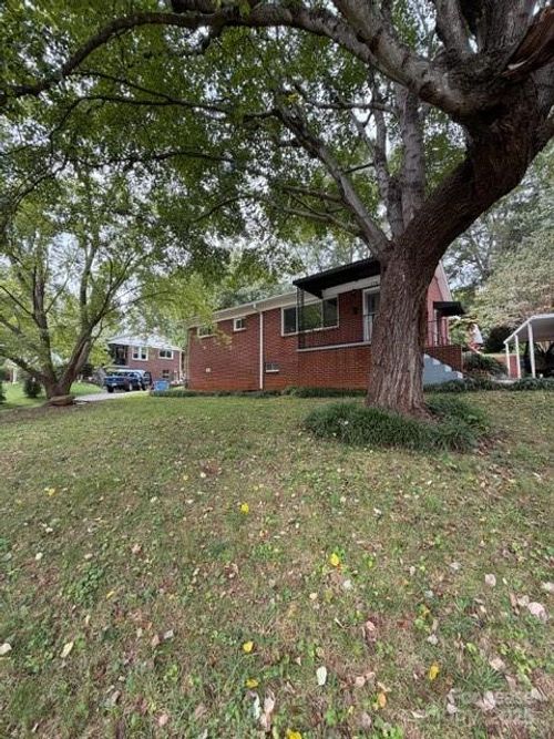 776 3rd Avenue Dr Se, Hickory, NC, 28602-3950 | Card Image