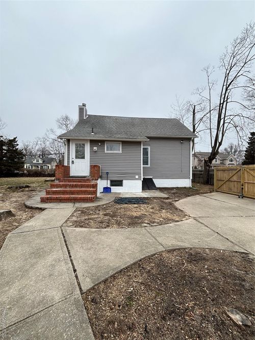 26 Roslyn St, Islip Terrace, NY, 11752-2710 | Card Image