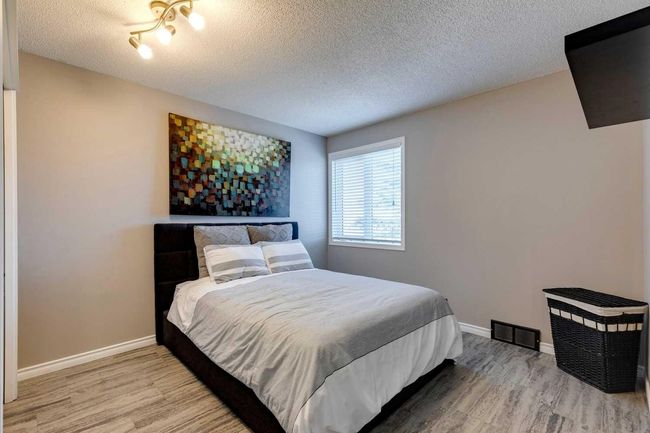 4 Strathwood Bay Sw, Home with 3 bedrooms, 2 bathrooms and 4 parking in Calgary AB | Image 29