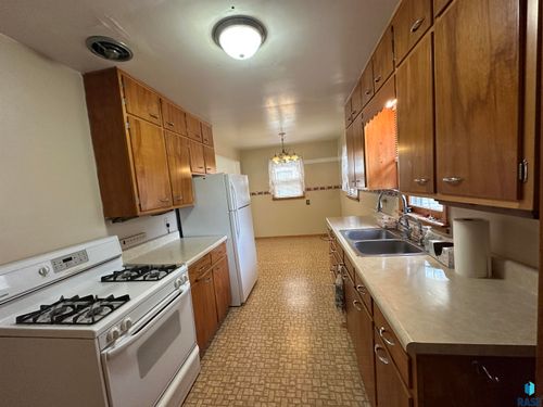 917 N Mckenzie St, Luverne, MN, 56156-1338 | Card Image