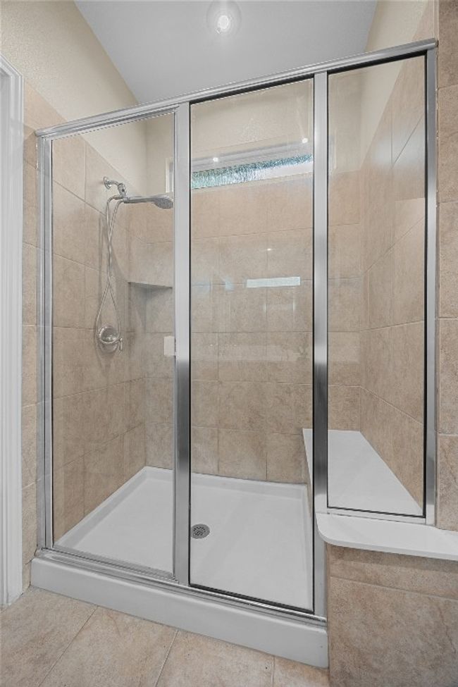 Walk-in shower with built-in seat | Image 15