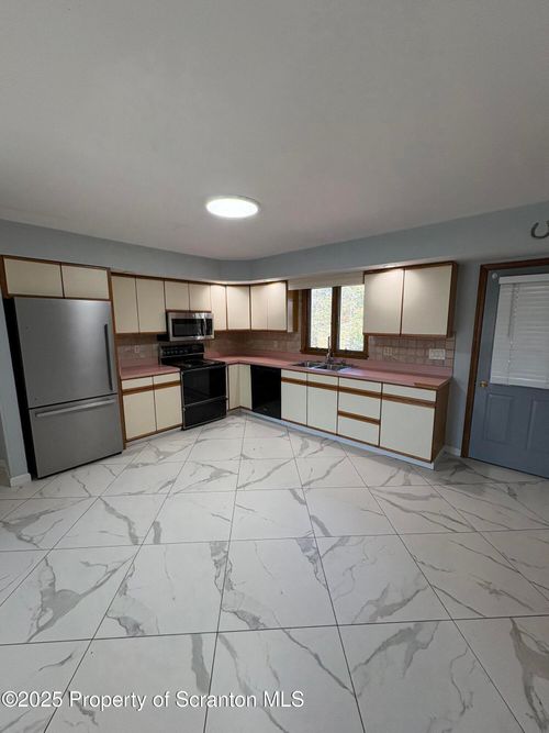 a-559 Penn Ave, Mayfield, PA, 18433-1814 | Card Image