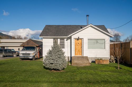 45371 Wellington Avenue, House other with 3 bedrooms, 1 bathrooms and 4 parking in Chilliwack BC | Card Image