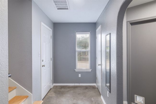View of the entrance door | Image 12