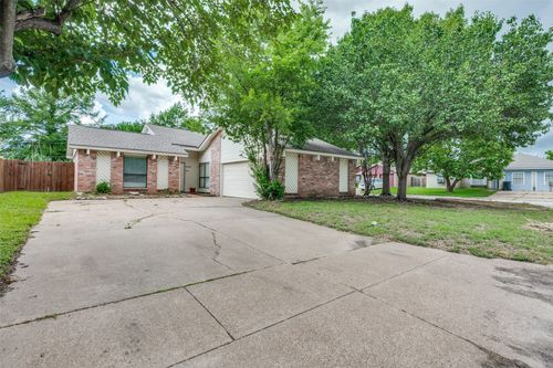 6400 Betsy Ross Dr, Arlington, TX, 76002-2859 | Card Image
