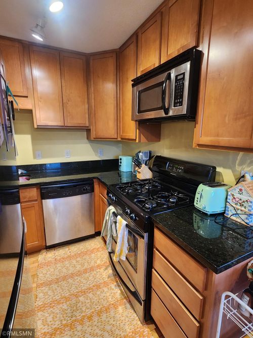 204-440 Ridgewood Avenue, Minneapolis, MN, 55403 | Card Image