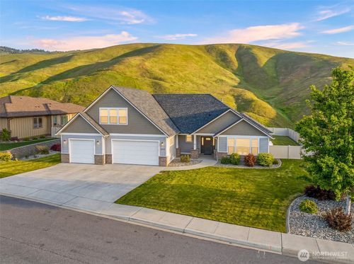 2042 Maiden Ln, Wenatchee, WA, 98801-8210 | Card Image