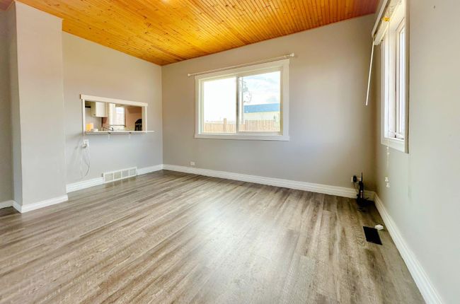 504 1 A Avenue E, Home with 2 bedrooms, 1 bathrooms and 2 parking in Brooks AB | Image 14