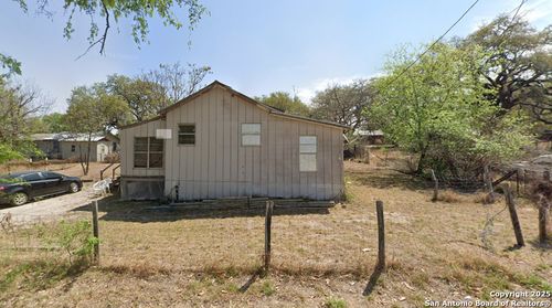 812 Flores Dr, Devine, TX, 78016-3508 | Card Image